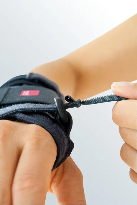Medi Manumed Wrist Brace - Image 2
