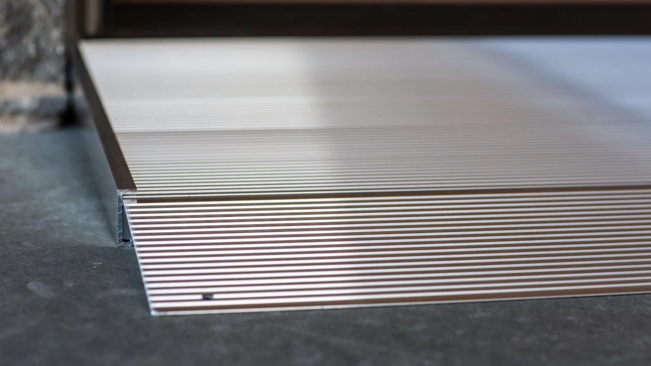 EZ-Access TRANSITIONS Angled Entry Ramp - Image 2